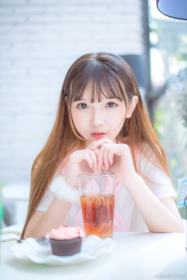 “王印不能动。”刘备摇了摇头，这点上他还是很清醒的，如果能够攻破洛阳，将吕布赶回关中的话，这块王印，如今已经成为了烫手的山芋，刘备是绝不能碰，哪怕他确实有着封王的资格也不行，没有实力，而且也没有打破关中，凭什么封王？